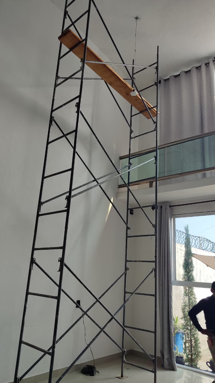 Interior de casa con acabados de alta calidad.