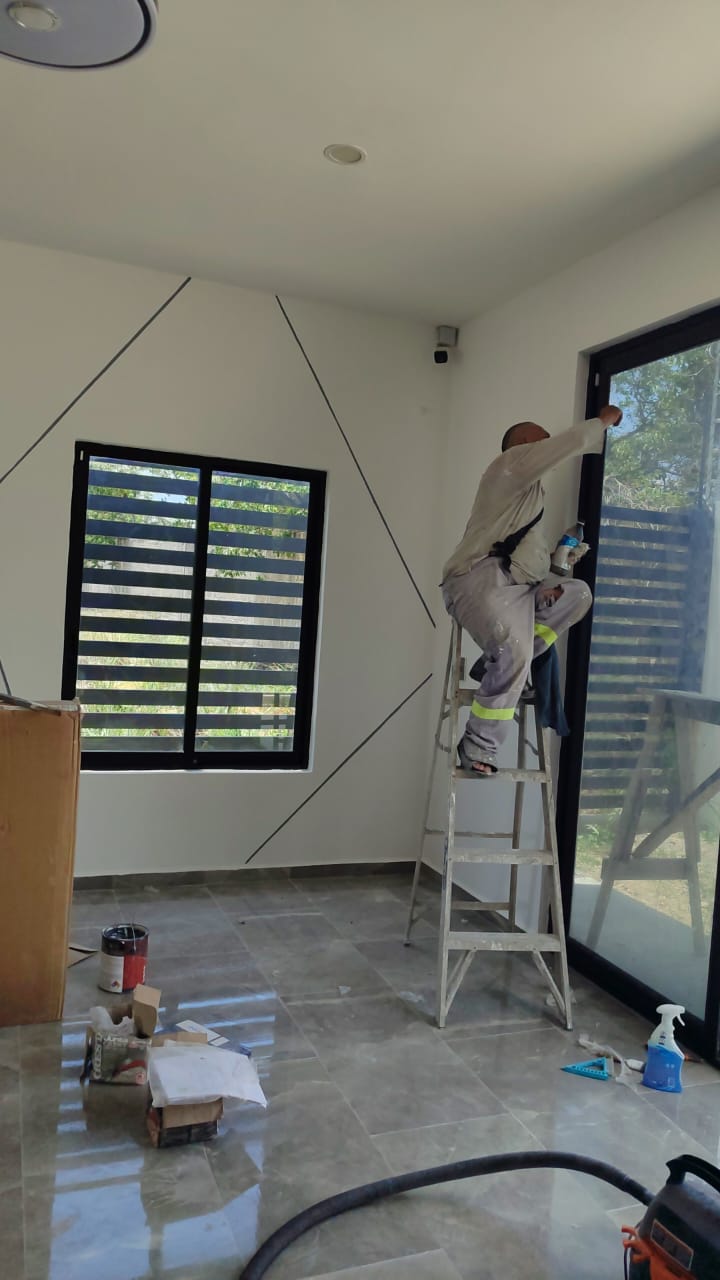 Ventana de cancelería de aluminio con acabado profesional.